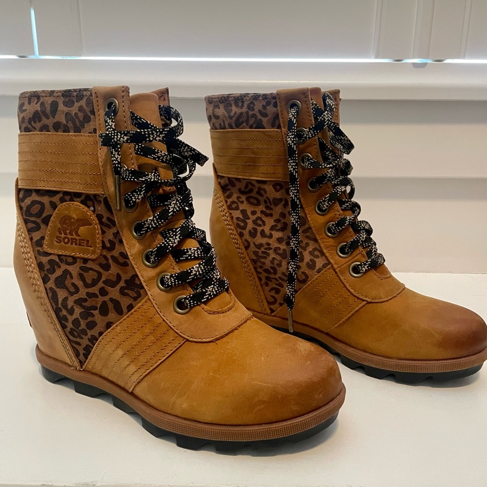 Sorel Leopard Lexie Wedge Booties Never Worn